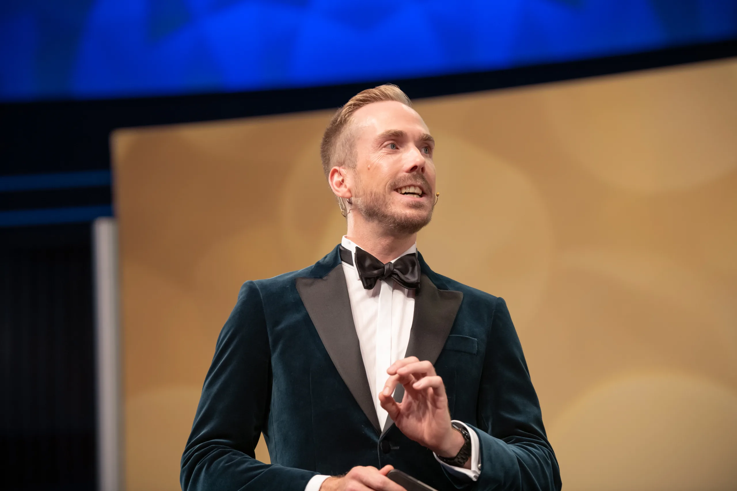 Felix Uhlig moderiert die Meister- und Meisterinnenfeier der Handwerkskammer Hannover 2023, nah aufgenommen