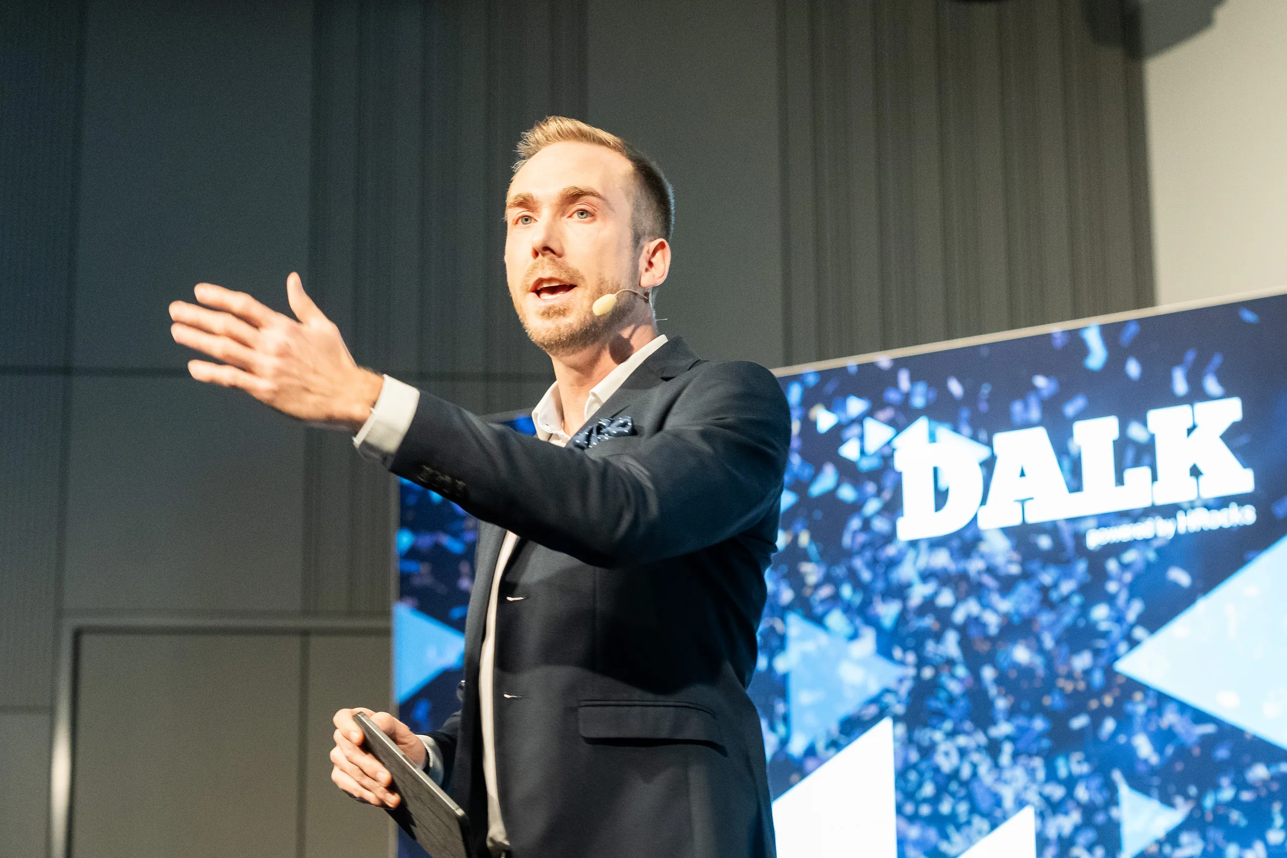 Moderator Felix Uhlig auf der Bühne des Deutschen Ausbildungsleitungskongresses 2023 in Düsseldorf