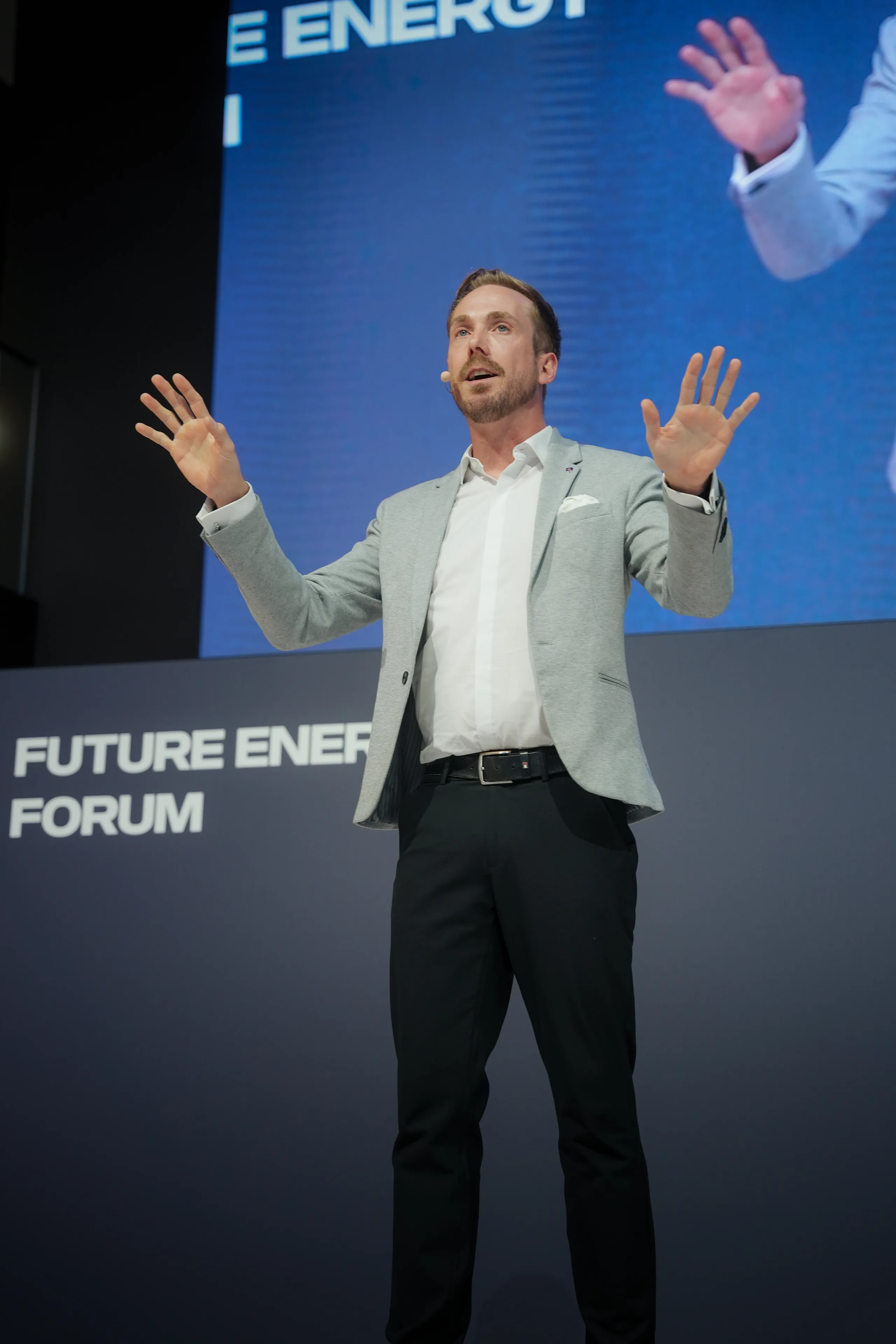 Moderator Felix Uhlig auf der Bühne des Future Energy Forum bei Scania auf der IAA Transportation