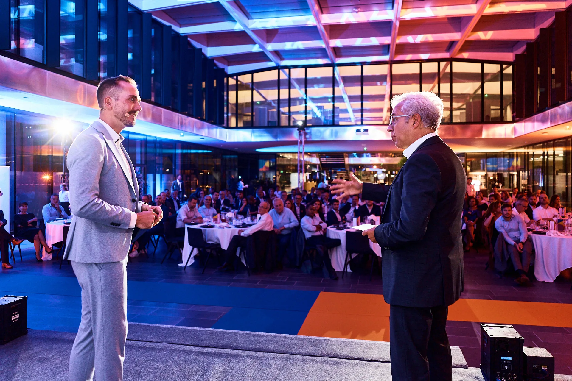 Felix Uhlig im Bühnengespräch bei den Hager Group Awards 2023, im Hintergrund der volle Saal