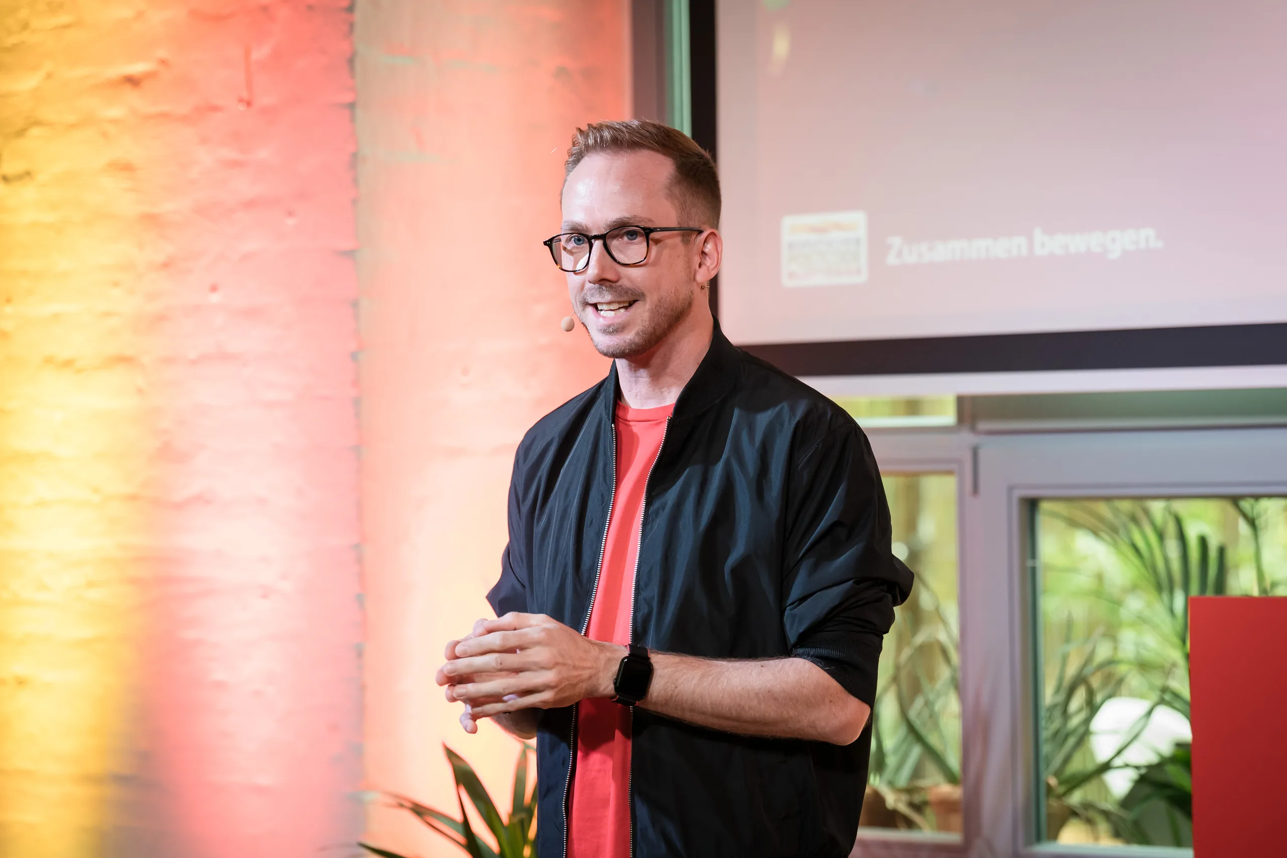 Felix Uhlig moderiert das Partnertreffen der Deutschen Postcode Lotterie 2025 in Berlin