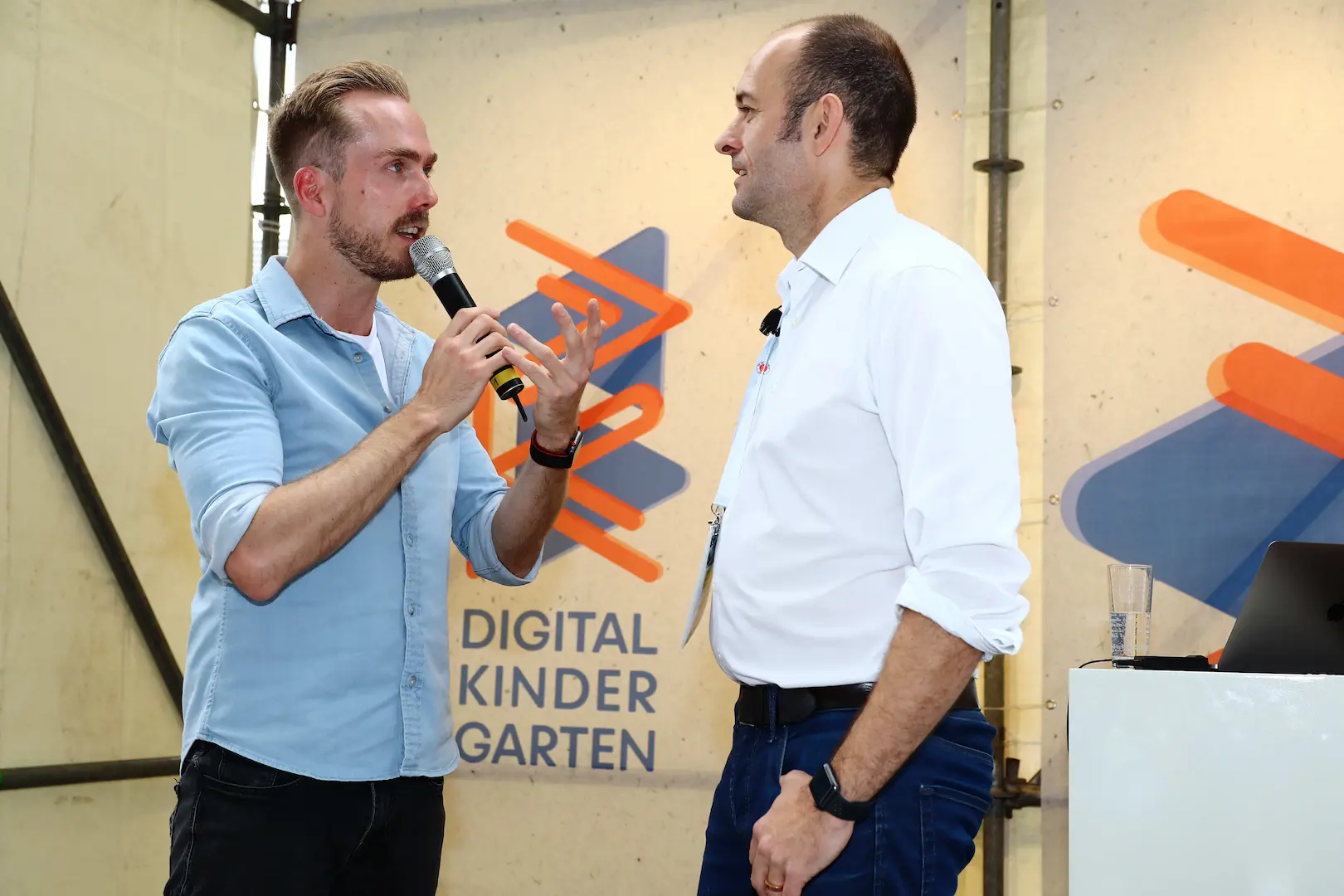 Tech Moderator Felix Uhlig auf der Bühne, für Tech-Events, Galas, Messen und Konferenzen