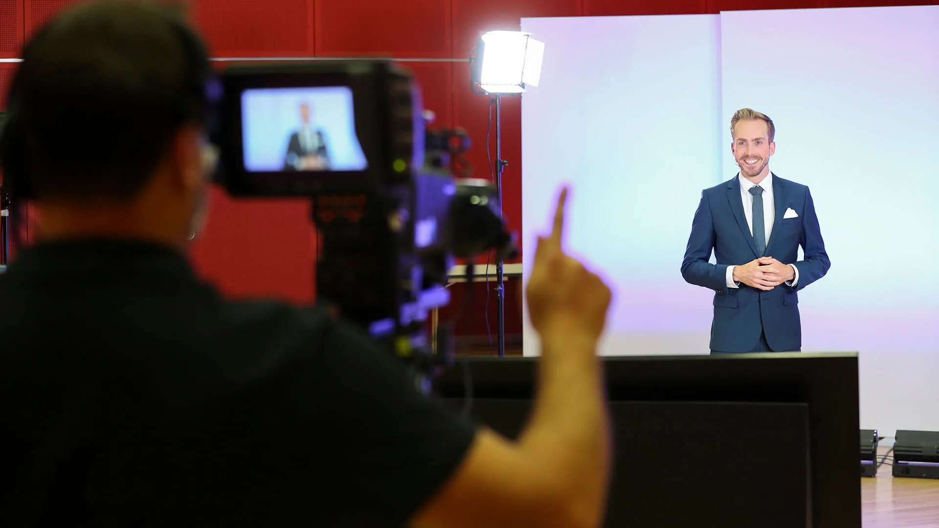 Online Event Moderator Felix Uhlig vor der Studiokamera bei einem Livestream
