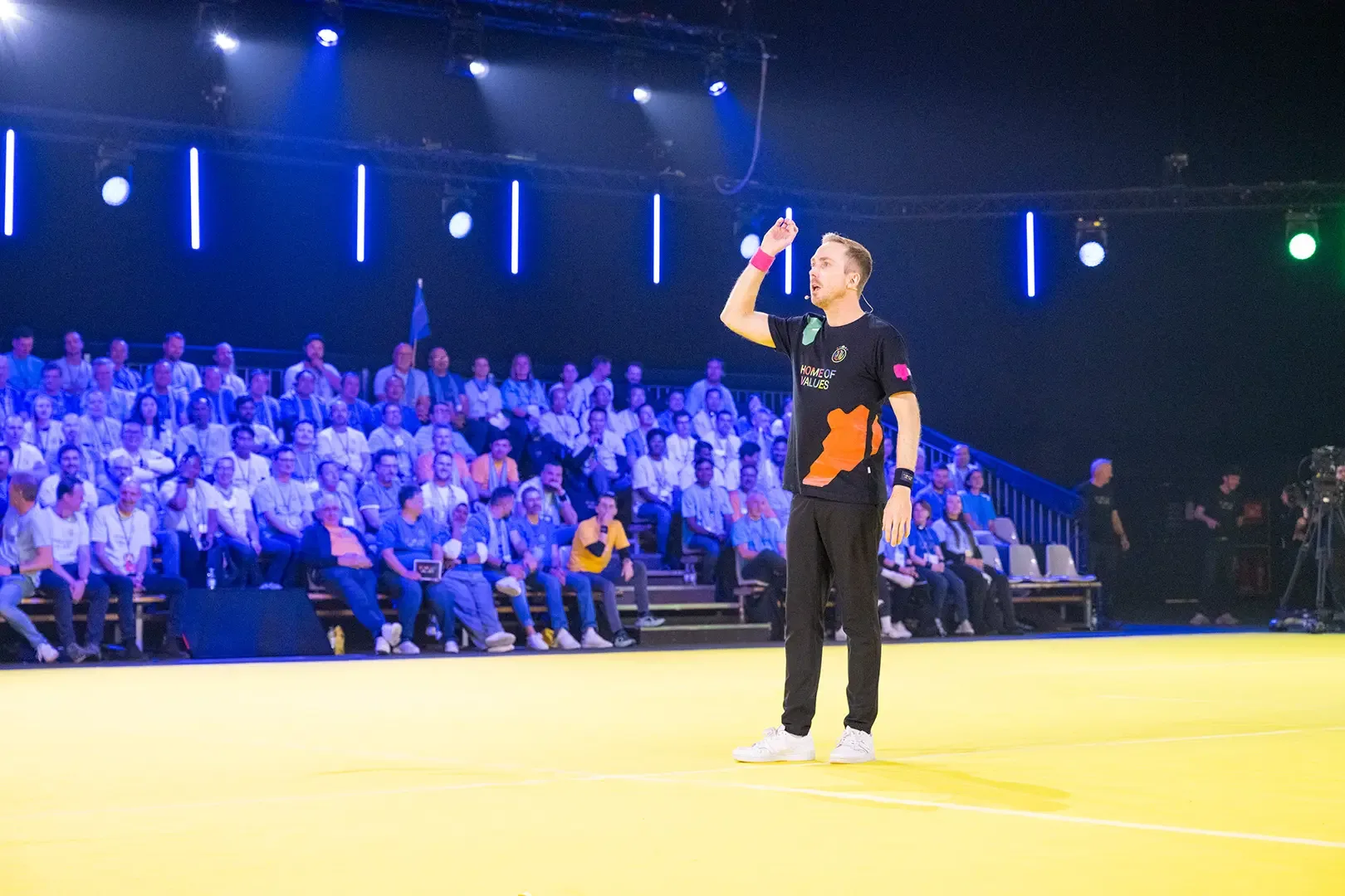 Moderator Felix Uhlig interagiert mit über 1.000 Mitarbeitern der VEGA Grieshaber KG während des Kulturevents.
